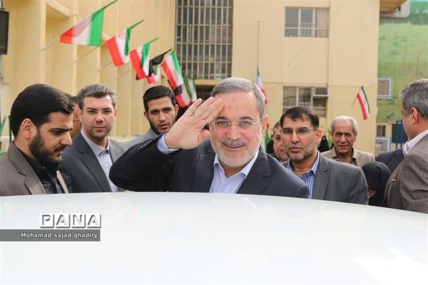 نواختن چهلمین زنگ انقلاب در مدارس شهر تهران با حضور سید محمد بطحایی