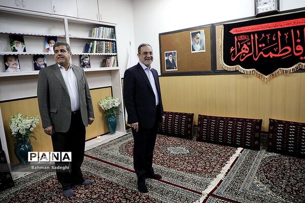 آیین نواختن زنگ انقلاب در مدرسه رفاه