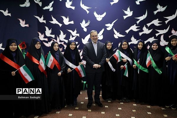 آیین نواختن زنگ انقلاب در مدرسه رفاه