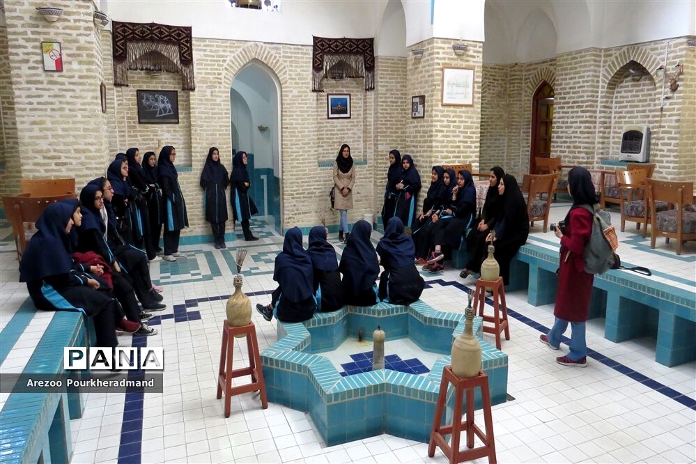 بازدید دانش‌آموزان دبیرستان فرزانگان دوره اول از مجموعه خان یزد
