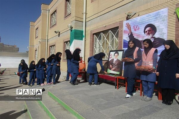 نواخته شدن زنگ انقلاب در دبیرستان نمونه کاشی نیلوفر