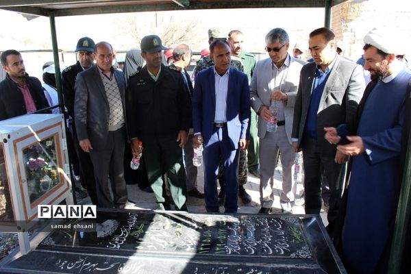 غبارروبی  گلزار شهدا بخش کبگیان شهرستان بویراحمد توسط دانش‌آموزان پیشتاز