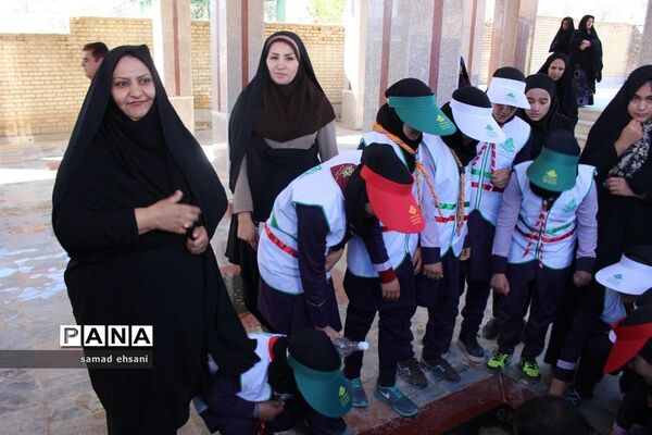 غبارروبی  گلزار شهدا بخش کبگیان شهرستان بویراحمد توسط دانش‌آموزان پیشتاز
