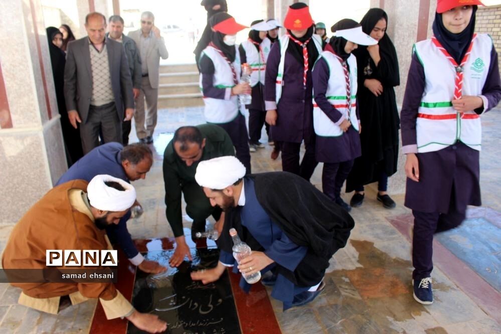 غبارروبی  گلزار شهدا بخش کبگیان شهرستان بویراحمد توسط دانش‌آموزان پیشتاز
