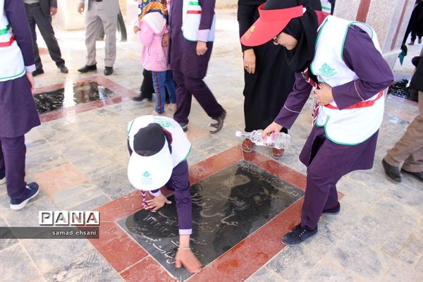 غبارروبی  گلزار شهدا بخش کبگیان شهرستان بویراحمد توسط دانش‌آموزان پیشتاز