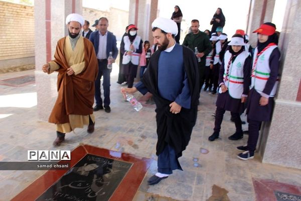 غبارروبی  گلزار شهدا بخش کبگیان شهرستان بویراحمد توسط دانش‌آموزان پیشتاز