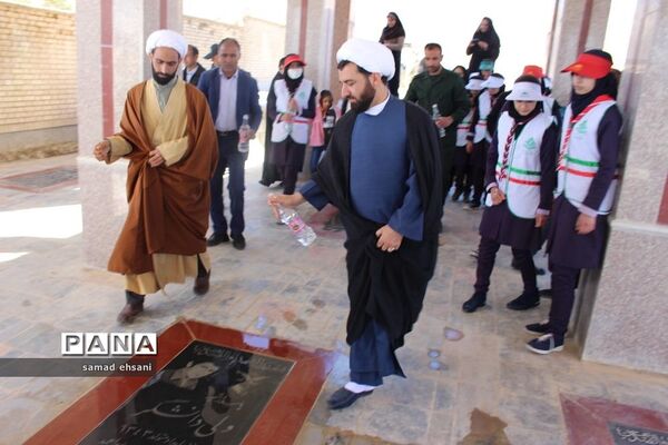 غبارروبی  گلزار شهدا بخش کبگیان شهرستان بویراحمد توسط دانش‌آموزان پیشتاز