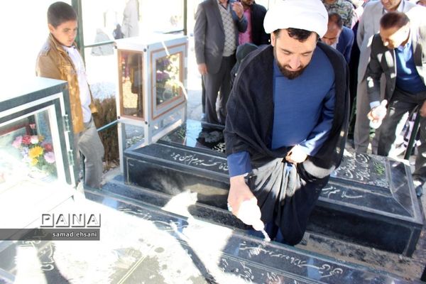 غبارروبی  گلزار شهدا بخش کبگیان شهرستان بویراحمد توسط دانش‌آموزان پیشتاز