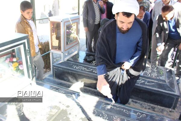 غبارروبی  گلزار شهدا بخش کبگیان شهرستان بویراحمد توسط دانش‌آموزان پیشتاز
