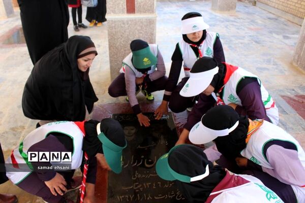 غبارروبی  گلزار شهدا بخش کبگیان شهرستان بویراحمد توسط دانش‌آموزان پیشتاز