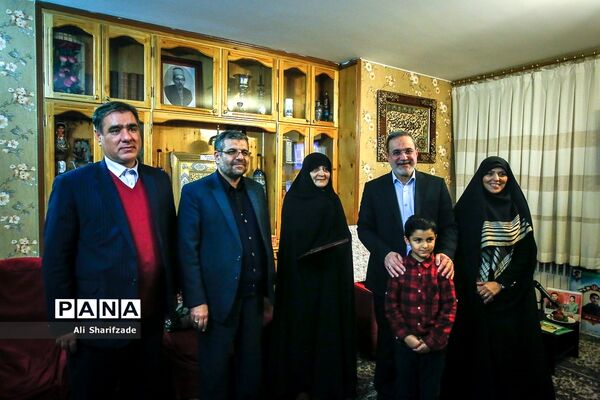 دیدار وزیر آموزش و پرورش با خانواده شهید طوقانی‬‎