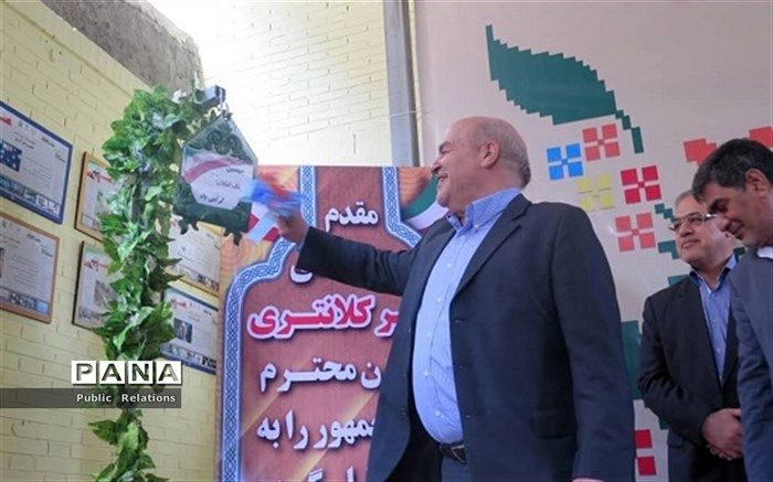 زنگ نمادین انقلاب در دبیرستان دخترانه شاهد ناحیه یک  بندرعباس نواخته شد