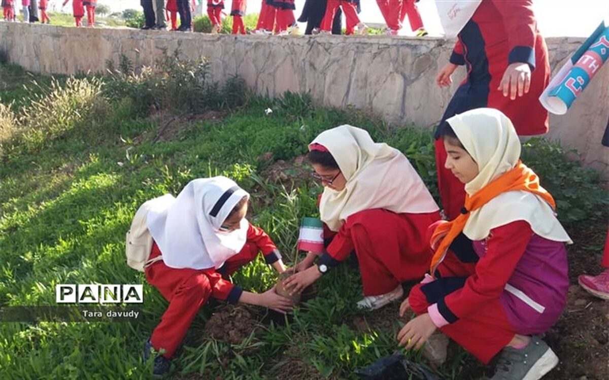 کاشت نهال بمناسبت سالروز ورود امام توسط همیاران محیط زیست مسجدسلیمان