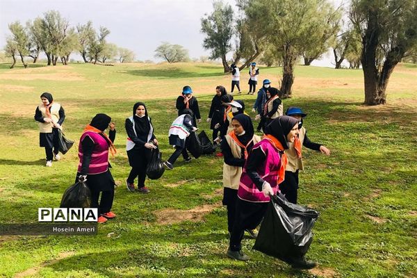 پاکسازی جنگل زویر به همت پیشتازان دختر باوی