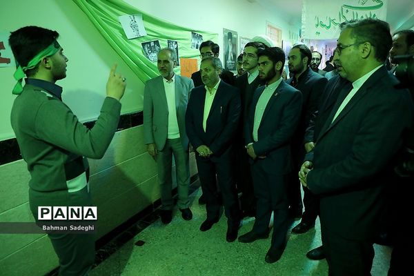 آیین گشایش نمایشگاه‌های دانش‌آموزی مدرسه انقلاب