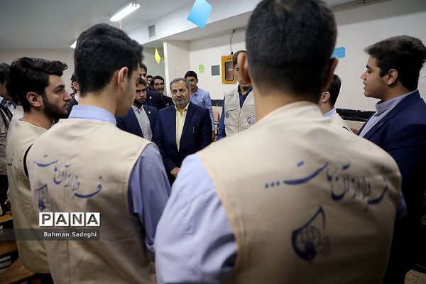 آیین گشایش نمایشگاه‌های دانش‌آموزی مدرسه انقلاب
