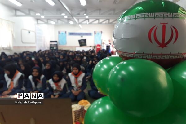برگزاری مراسم چهلمین سالگرد انقلاب اسلامی دردبیرستان فخرالزمان قریب