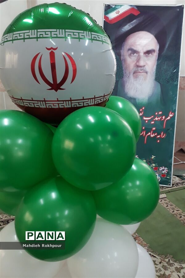 برگزاری مراسم چهلمین سالگرد انقلاب اسلامی دردبیرستان فخرالزمان قریب