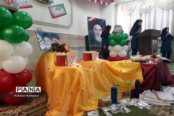 برگزاری مراسم چهلمین سالگرد انقلاب اسلامی دردبیرستان فخرالزمان قریب