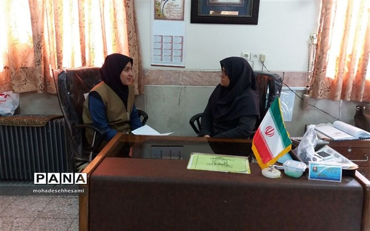 مدیر دبیرستان نمونه کاشی نیلوفر : جمهوری اسلامی طلیعه دار خدمت در عرصه تعلیم وتربیت