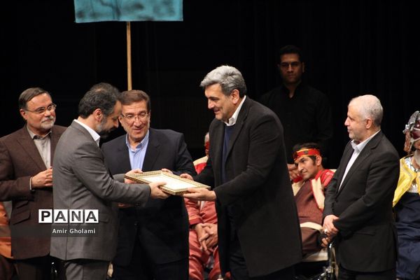 نمایش فاخر رستم و سهراب