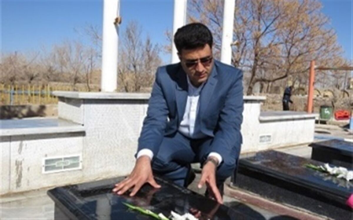 عطرافشانی و غبار روبی قبور شهدا در اردستان