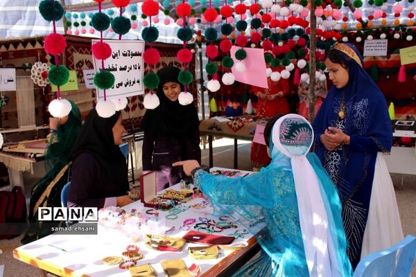 نمایشگاه دست آوردهای دانش آموزان دبیرستان دخترانه حجاب شهر یاسوج