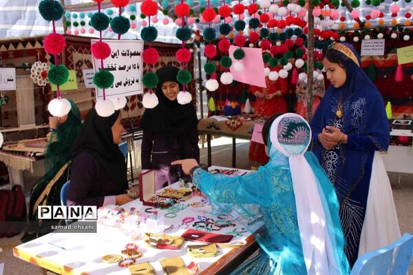 نمایشگاه دست آوردهای دانش آموزان دبیرستان دخترانه حجاب شهر یاسوج