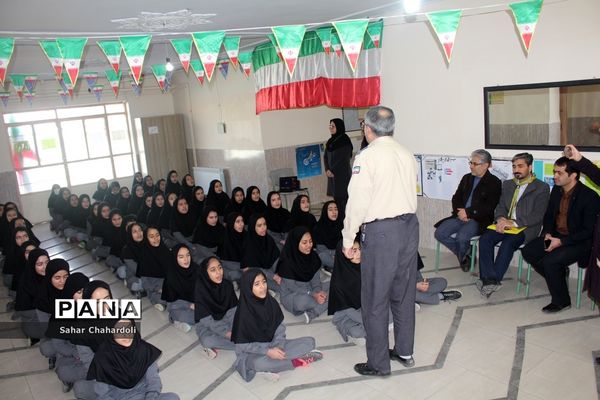 تمرین سرود 1357 نفری در مدارس استان همدان