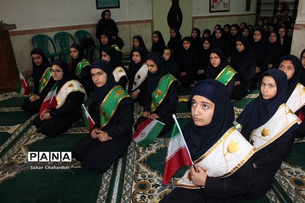 تمرین سرود 1357 نفری در مدارس استان همدان