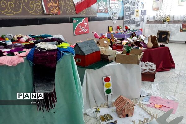 برپایی نمایشگاه از فاطمه(س) تا فجر در آموزشگاه خاص قرآنی مائده