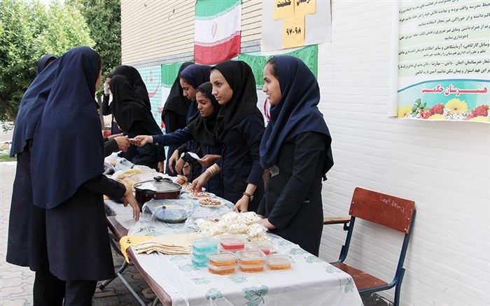 برپایی جشنواره غذا به مناسبت دهه فجر در آموزشگاه حکمت رودان