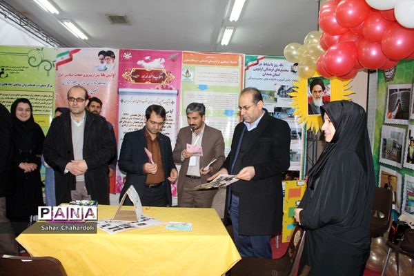 بازدید استاندار و مدیرکل آموزش و پرورش همدان از نمایشگاه دستاوردهای انقلاب