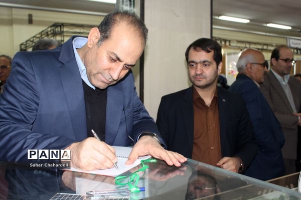 بازدید استاندار و مدیرکل آموزش و پرورش همدان از نمایشگاه دستاوردهای انقلاب