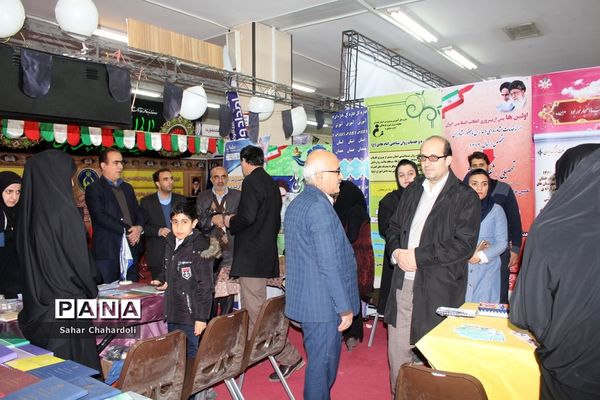 بازدید استاندار و مدیرکل آموزش و پرورش همدان از نمایشگاه دستاوردهای انقلاب