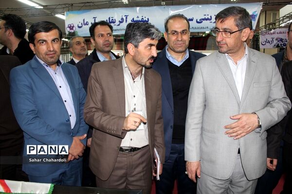 بازدید استاندار و مدیرکل آموزش و پرورش همدان از نمایشگاه دستاوردهای انقلاب