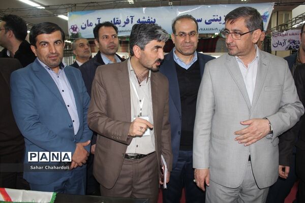 بازدید استاندار و مدیرکل آموزش و پرورش همدان از نمایشگاه دستاوردهای انقلاب