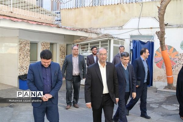 بازدید معاون پرورشی و فرهنگی اداره کل آموزش و پرورش شهر تهران ازدانش آموزان مدرسه انقلاب