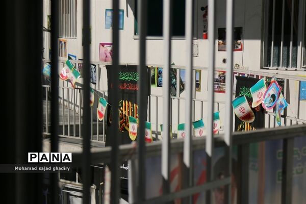 بازدید معاون پرورشی و فرهنگی اداره کل آموزش و پرورش شهر تهران ازدانش آموزان مدرسه انقلاب