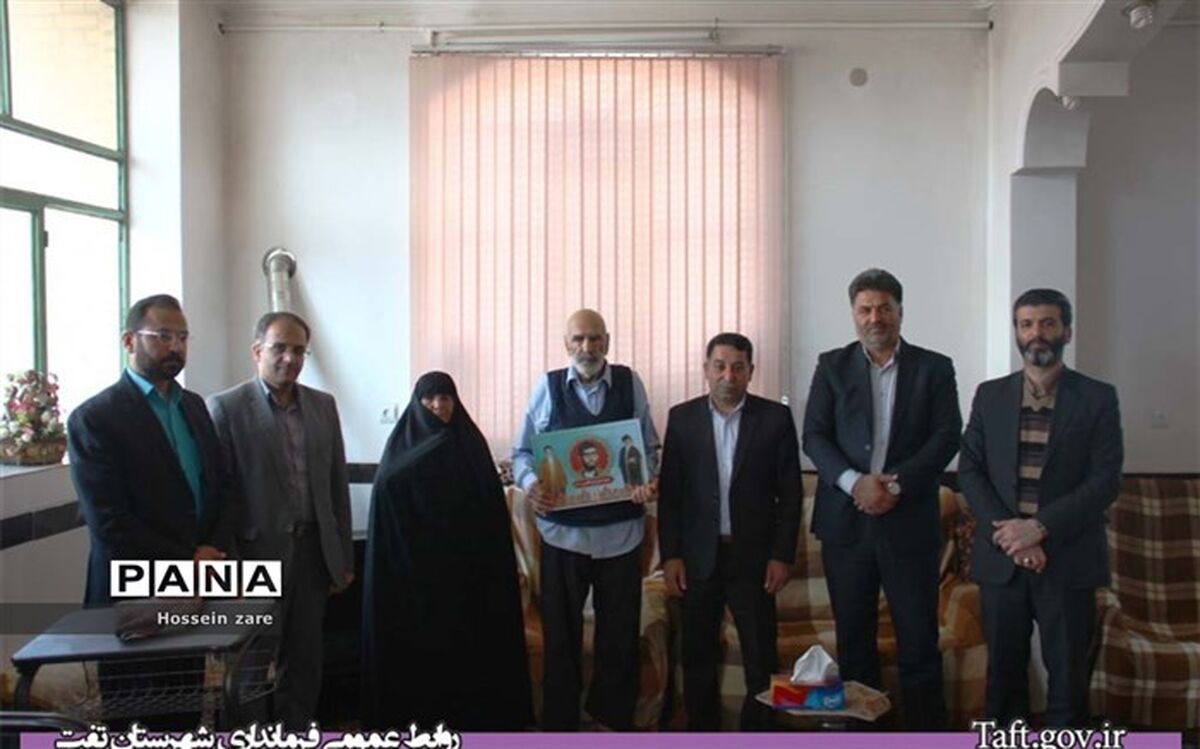 دیدار فرماندار شهرستان تفت با خانواده شهید مهدی ابوطالبی نصرآبادی