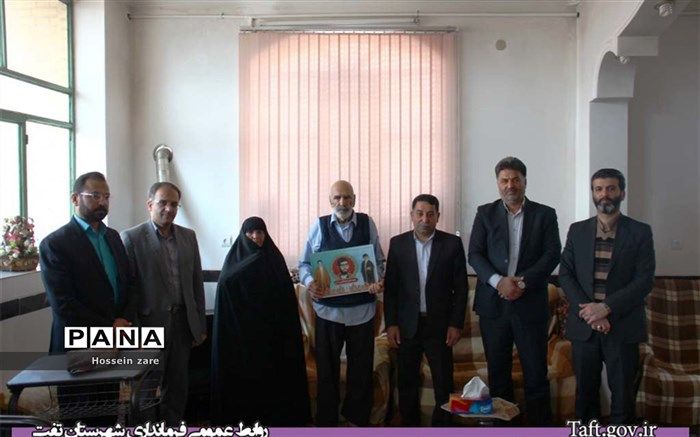 دیدار فرماندار شهرستان تفت با خانواده شهید مهدی ابوطالبی نصرآبادی