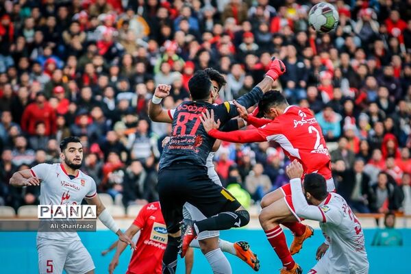 دیدار تیم‌های فوتبال پرسپولیس و پدیده