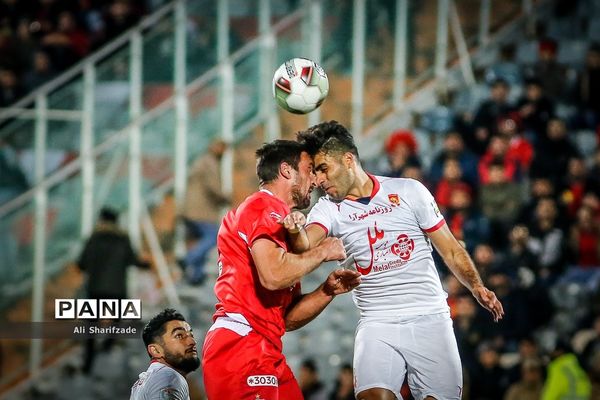 دیدار تیم‌های فوتبال پرسپولیس و پدیده