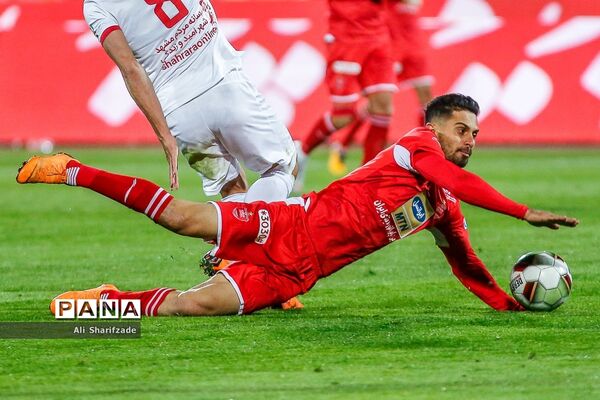 دیدار تیم‌های فوتبال پرسپولیس و پدیده