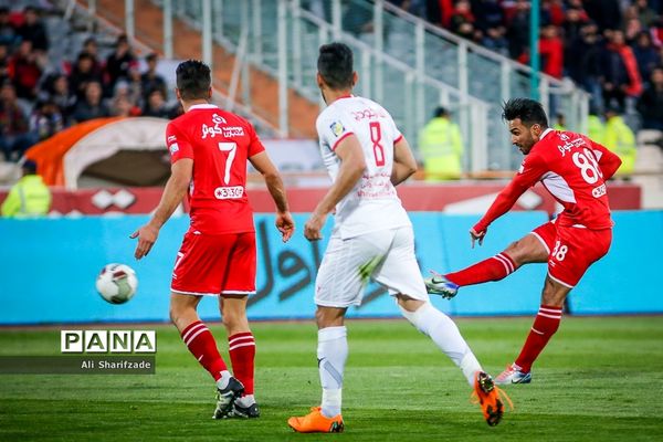 دیدار تیم‌های فوتبال پرسپولیس و پدیده