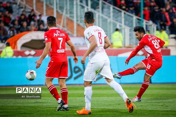دیدار تیم‌های فوتبال پرسپولیس و پدیده