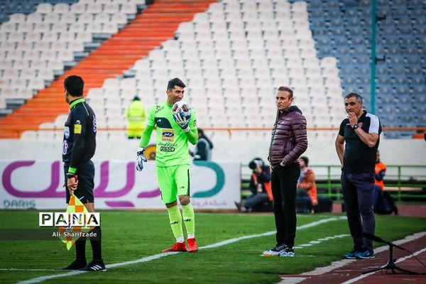 دیدار تیم‌های فوتبال پرسپولیس و پدیده