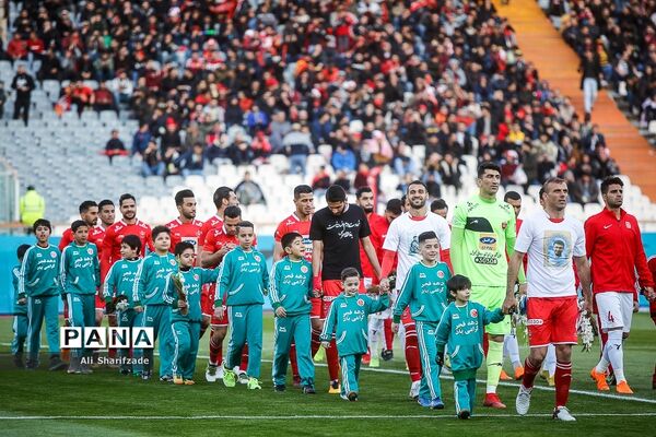 دیدار تیم‌های فوتبال پرسپولیس و پدیده