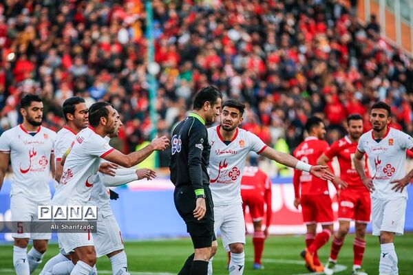 دیدار تیم‌های فوتبال پرسپولیس و پدیده