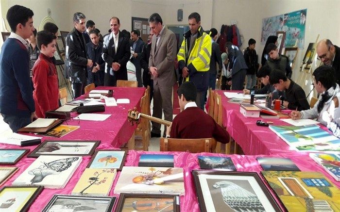 نمایشگاه آثار معلمان و دانش آموزان هنرمند در تکاب گشایش یافت